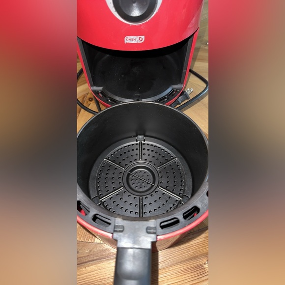 Dash Compact Air Fryer 2QT - Picture 2 of 4